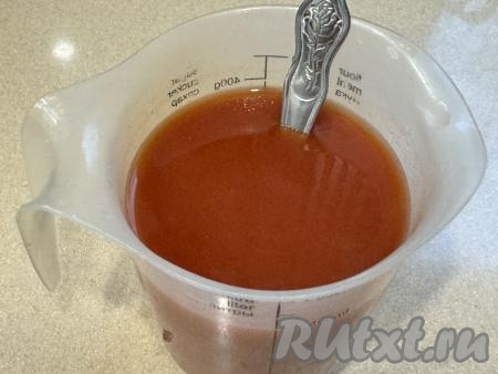 В отдельной ёмкости соединить 400 миллилитров воды и томатную пасту, перемешать, посолить по вкусу получившийся томатный соус.&nbsp;Если томатная паста кисловата, можно, по желанию, добавить небольшую щепотку сахара.