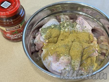 Выложить нарезанные крылышки в объёмную миску, всыпать соль и специи (в качестве специй я добавила 1 чайную ложку карри и соль, смешанную со специями).