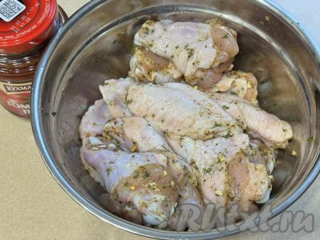 Хорошо перемешать крылья, покрывая их специями со всех сторон.&nbsp;