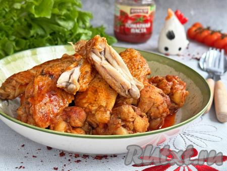 Аппетитные, вкусные, сочные крылышки разложить со сковороды по тарелкам, дополнить гарниром на ваш выбор, полить томатным соусом, в котором тушилось куриное мясо, и в горячем виде подать к столу.&nbsp;