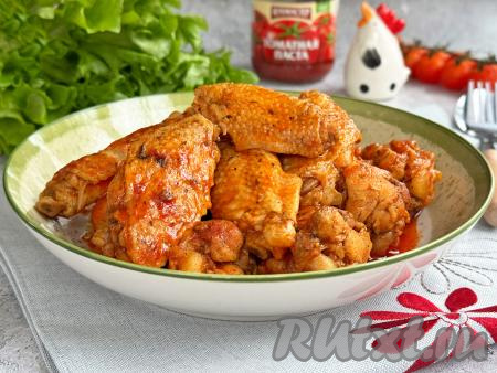 Куриные крылышки в томатном соусе на сковороде