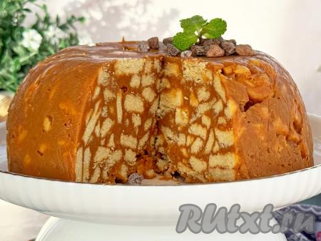 Торт, сформированный из печенья "Юбилейное" со сгущёнкой и маслом, нарезать на кусочки и подать к столу.