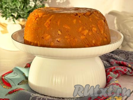 На следующий день, убрать края плёнки, накрывающие торт. Аккуратно перевернуть торт на тарелку, плёнку убрать.