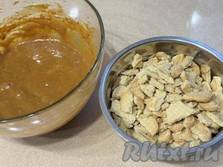 Песочное печенье поломать на кусочки, но не слишком мелко, не в крошку.