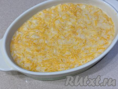 Форму для выпечки (я взяла форму размером 24 сантиметра на 17 сантиметров) смазать сливочным (или растительным) маслом, выложить тыквенно-рисовую массу, разровнять,&nbsp;поставить в разогретую до 180 градусов духовку. Готовить запеканку&nbsp;с рисом и тыквой&nbsp;35 минут (до лёгкого подрумянивания верха).