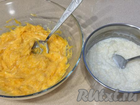 Готовая рисовая каша получится негустой, убрать её с огня, перемешать, переложить в миску, чтобы каша быстрее остыла. Дать каше немного остыть. В миску с натёртой тыквой добавить яйца, перемешать столовой ложкой.&nbsp;