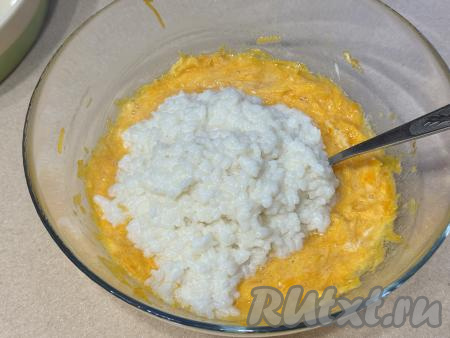 Остывшую рисовую кашу добавить в миску со смесью натёртой тыквы и яиц.&nbsp;