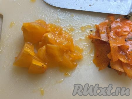 Хурму очистить от шкурки и плодоножки, нарезать на кусочки, удаляя косточки, если они есть.