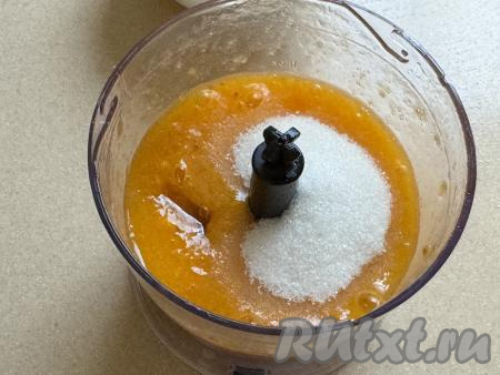 К пюре из хурмы добавить сахар и мёд.