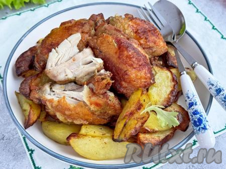 Нежные, сочные куриные бёдра вместе с аппетитными дольками картошки разложить из чаши аэрогриля по тарелкам и в горячем виде подать сытное, вкусное блюдо к столу.&nbsp;