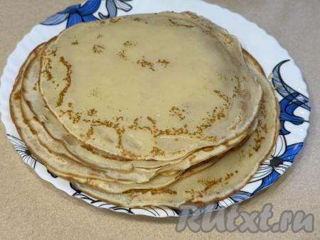 Готовый блин переложить на тарелку. Периодически перемешивая тесто в миске и смазывая сковороду маслом только по мере необходимости, постепенно пожарить все блинчики. В составе теста есть растительное масло, поэтому я смазывала сковородку маслом только перед приготовлением первого блина, но многое зависит от качества сковороды, на которой вы жарите блины. Готовые тонкие, нежные блины складывать горкой на тарелку. Из предложенного количества ингредиентов у меня получились 20 блинчиков, замешанных на желтках без добавления белков.