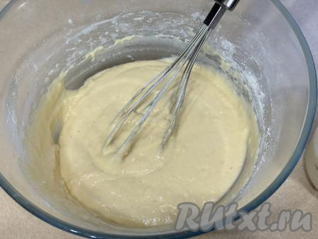 Перемешать блинное тесто венчиком до однородного состояния, оно будет достаточно густым.&nbsp;