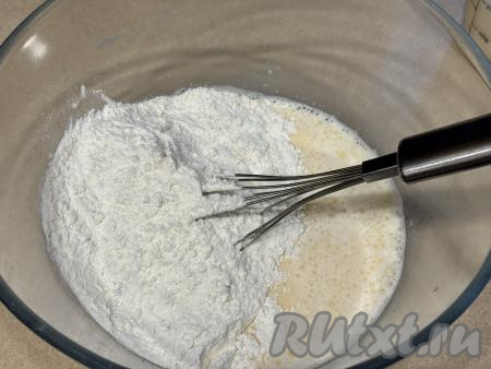 ​​​​​​​Всыпать в миску муку.&nbsp;