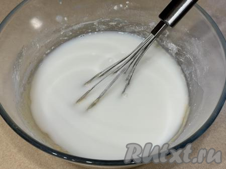 Частями начать вливать оставшееся молоко, каждый раз очень хорошо вмешивая его в блинное тесто.