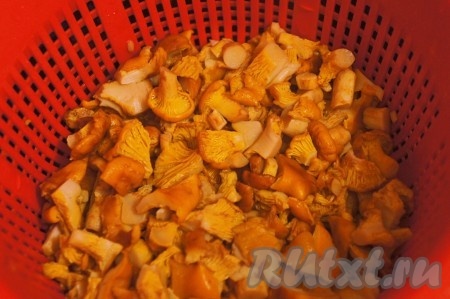 Лисички залить водой (0,5 литра), довести до кипения, убавить огонь и варить на медленном огне 2-3 минуты, слить воду. 