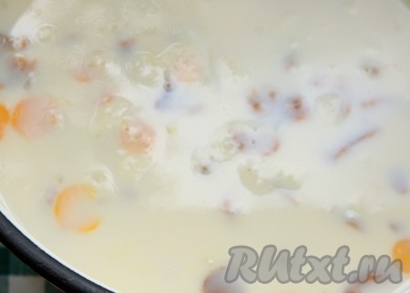 Добавить молоко, посолить суп, довести до кипения молока и выключить огонь.