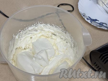 К сливкам, взбитым с сахарной пудрой, добавить творожный сыр.