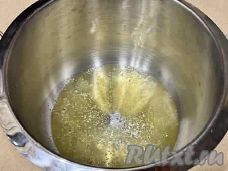 Сразу влить яичные белки в чашу миксера, добавить соль и лимонную кислоту.