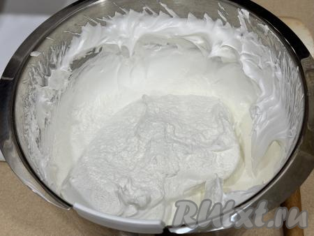 Во взбитую меренгу добавить крахмал.