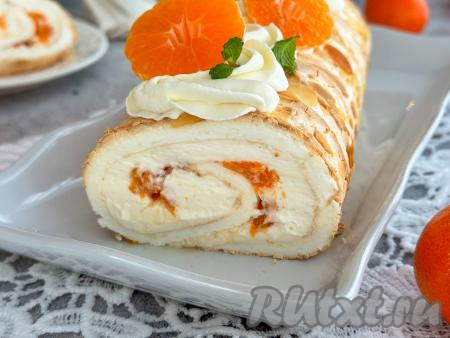 Готовый рулет переложить на плоскую тарелку. Отложенный ранее крем отсадить из кулинарного мешка поверх меренгового рулета, украсить нарезанными мандаринами. Посмотрите, каким красивым этот рулет получается в разрезе. Этот воздушный, нежный десерт своим вкусом и ароматом украсит любое чаепитие!