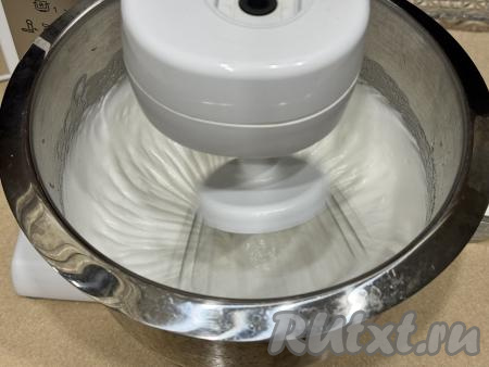 Затем, продолжая взбивать на максимальной скорости, всыпать тонкой струйкой сахар.