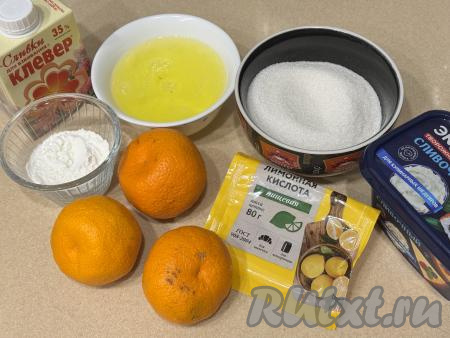 Подготовить продукты для приготовления меренгового рулета с мандаринами. Яйца достать из холодильника, сразу отделить белки от желтков. Взвесить яичные белки. Нам потребуется 190 грамм яичных белков. Нужно следить, чтобы ни капли желтка не попало в белковую массу, иначе белки могут не взбиться. Желтки нам в этом рецепте не понадобятся, их можно убрать в холодильник, а затем использовать для приготовления других блюд. Чтобы не потерять все белки из-за случайного попадания желтка, вначале отделяйте каждый белок в отдельную посуду, а затем переливайте в общую миску с белками.