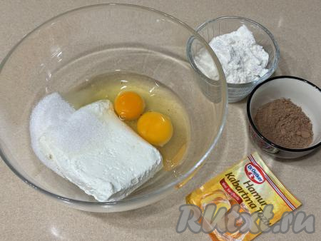 Подготовить продукты для приготовления творожно-шоколадных вафель в вафельнице. Творог можно использовать любой жирности (я купила жирностью 5%). В глубокой миске соединить творог, яйца и сахар.