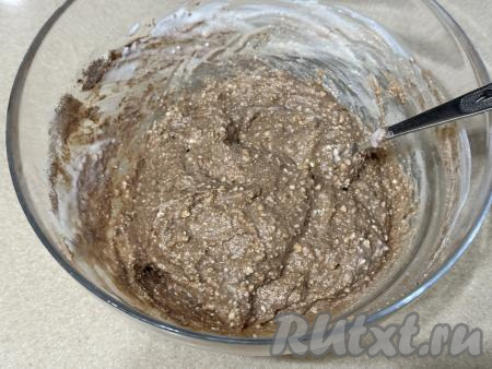 Перемешать творожно-шоколадную массу вилкой до однородности и тесто для вафель готово, оно получится в меру густым, как на фото. Если вы возьмёте крупные яйца или будете использовать очень влажный творог, тогда может потребоваться добавить ещё немного муки, главное - ориентироваться на густоту замешиваемого теста.