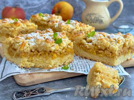 Наивкуснейшую шарлотку из нежнейшего песочного теста с сочной начинкой из яблок подать к чаю, кофе, молоку.