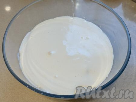 В миску с песочной крошкой влить яичную массу.&nbsp;