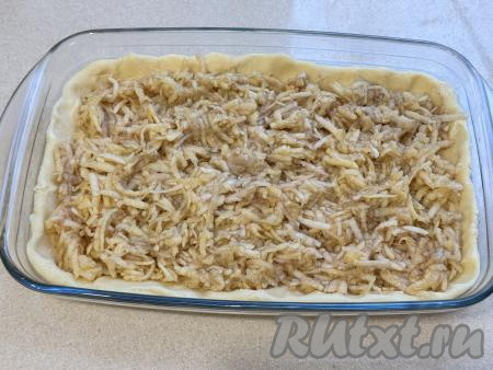 Выложить яблочную начинку в форму поверх теста, разровнять.&nbsp;