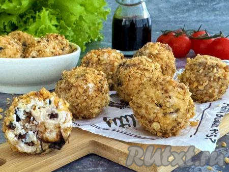 Удачное сочетание в этой закуске чернослива, грецких орехов и сыра делает эти шарики очень вкусными, нежными и аппетитными.