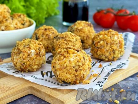 Всего я сформировала 20 сырных шариков с черносливом и грецкими орехами, выложить их на тарелку и подать к праздничному столу.&nbsp;