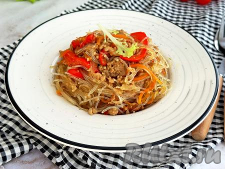 Разложить фунчозу с фаршем и овощами по тарелкам, подать вкусное, аппетитное, насыщенное блюдо к столу в горячем виде.