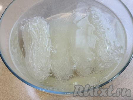 Пока обжариваются фарш с овощами, нужно в достаточно глубокую миску выложить фунчозу, залить её полностью кипящей водой и оставить на 5 минут.&nbsp;