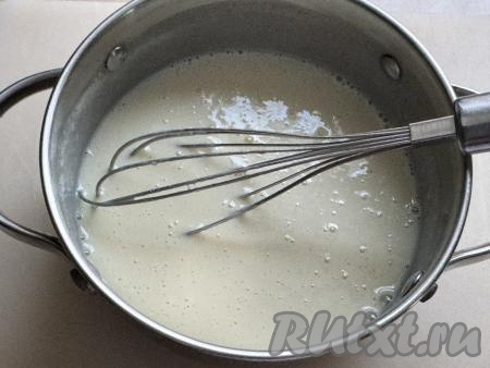 Венчиком перемешать сгущёнку с желатиновой массой до однородности.&nbsp;