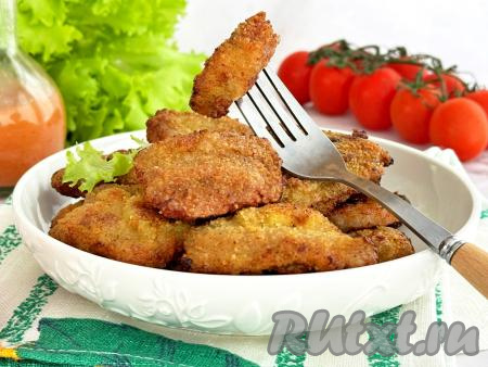 Готовые наггетсы из свинины перекладывать со сковороды на тарелку и жарить следующую партию. По мере надобности в процессе жарки можно добавлять в сковороду масло. Готовые наггетсы можно со сковороды вначале выкладывать на бумажные полотенца, чтобы убрать лишний жир, а уже после этого перекладывать на тарелку для подачи.