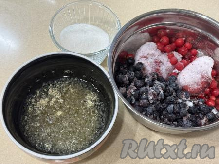 В небольшую ёмкость всыпать желатин, влить 100 миллилитров холодной воды, очень хорошо перемешать. Оставить желатин набухать на минут 15.&nbsp;