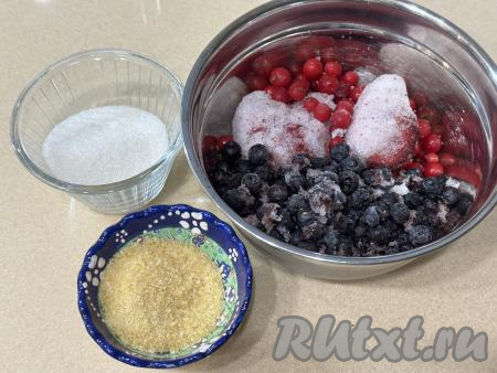 Подготовить продукты для приготовления ягодного желе с желатином. Для этого десерта можно взять замороженные ягоды как одного вида, так и смесь ягод (у меня - замороженные черника, красная смородина и клубника).&nbsp;