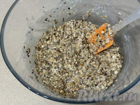 Перемешать овсяно-ореховое&nbsp;тесто лопаткой и оставить на 1 час для набухания овсяных хлопьев.