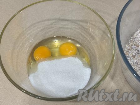 ​​​​​​​В отдельной миске соединить сахар и яйца.&nbsp;