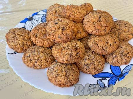 Получается большая тарелка вкусного овсяно-орехового печенья.