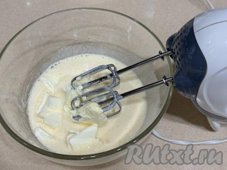 Взбить миксером яйца с сахаром в течение 4 минут (масса должна посветлеть и немного увеличиться в объёме), затем добавить кусочки мягкого сливочного масла.&nbsp;