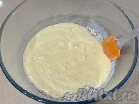 В миску с овсяно-ореховой смесью влить масляно-яичную массу.&nbsp;