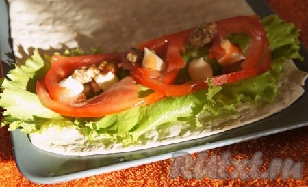 Помидоры нарезать тонкими кольцами. На каждую порцию добавить по 2-3 кружка помидора,  немного французской горчицы, майонеза.