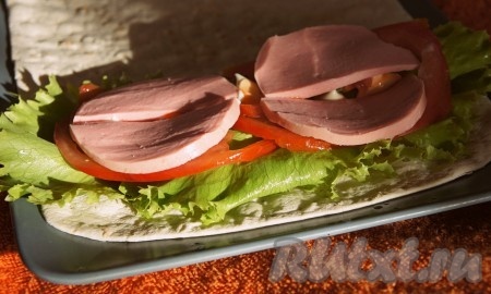 Добавить по 1-3 тонких кусочка колбасы или мяса.