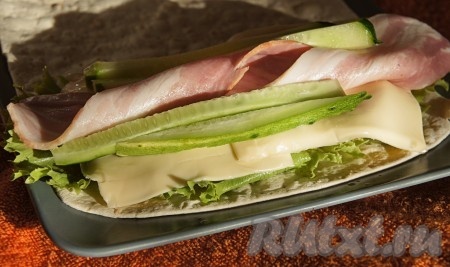 Огурцы нарезать брусочками, добавить по 2-4 брусочка на каждую порцию закуски.