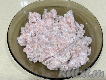 Фарш выложить в миску, посолить его, поперчить, тщательно перемешать.