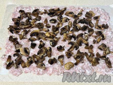 Затем на фарш выложить грибы.&nbsp;