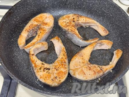 Жарить стейки форели на среднем огне до золотистого цвета с двух сторон (примерно по 5 минут&nbsp;с каждой стороны).&nbsp;